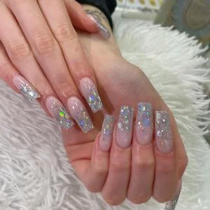 Nagelkunst mit Strass und Glitzer: Ein Funkelnder Trend